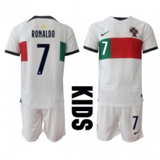 Portugal Cristiano Ronaldo #7 Bortaställ Barn VM 2022 Korta ärmar (+ Korta byxor)
